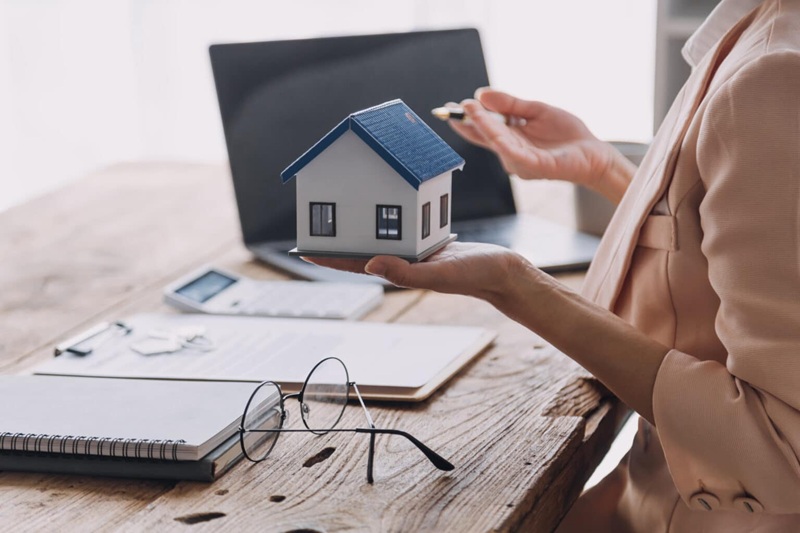 Real estate broker agent presenting and consult to customer to d